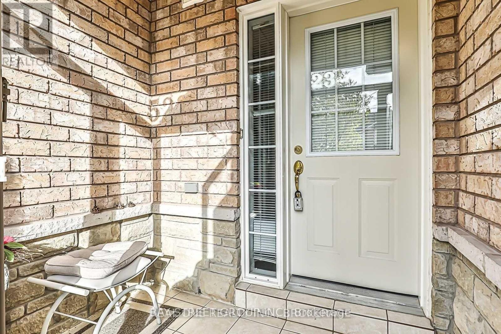 523 Ainsworth Drive, Newmarket, Ontario  L3Y 8W9 - Photo 3 - N13694234
