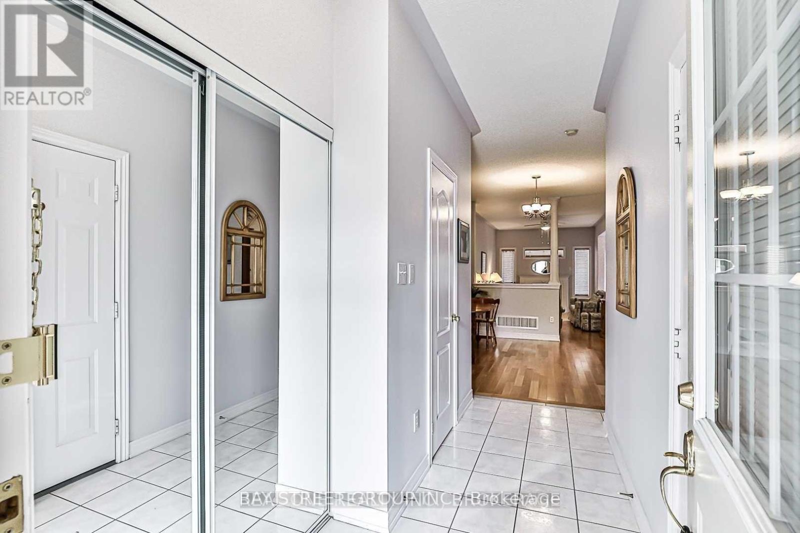 523 Ainsworth Drive, Newmarket, Ontario  L3Y 8W9 - Photo 4 - N13694234