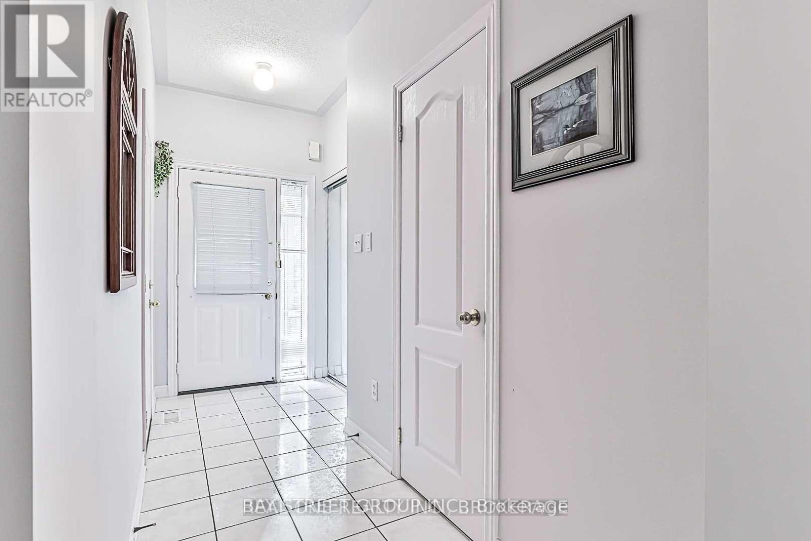 523 Ainsworth Drive, Newmarket, Ontario  L3Y 8W9 - Photo 5 - N13694234