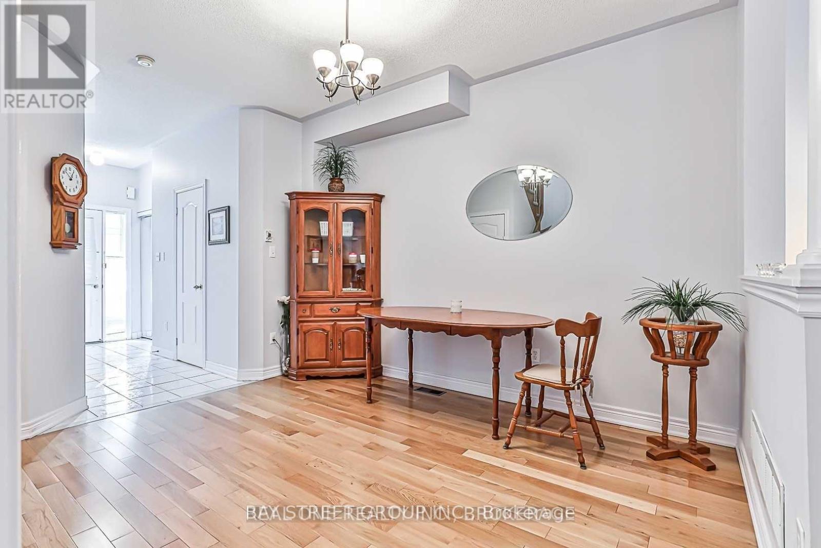 523 Ainsworth Drive, Newmarket, Ontario  L3Y 8W9 - Photo 7 - N13694234