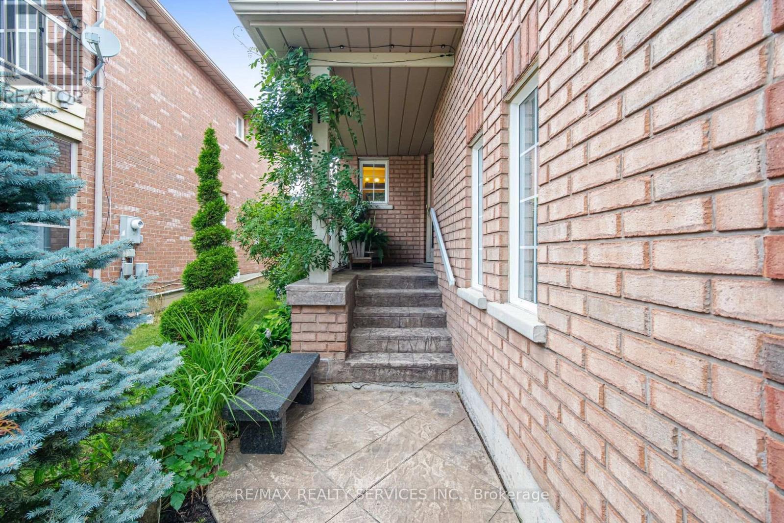 23 Swansea Meadows Drive, Brampton, Ontario  L7A 2C5 - Photo 2 - W13694110