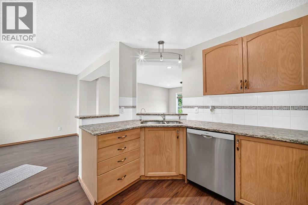 43 Somerside Common SW, Calgary, Alberta  T2Y 3M9 - Photo 5 - A2330116