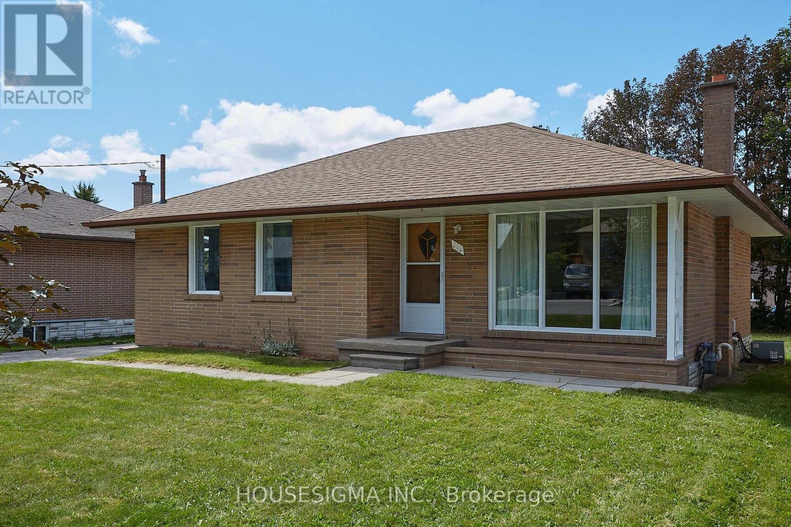 212 HALLETT AVENUE, Whitby, Ontario