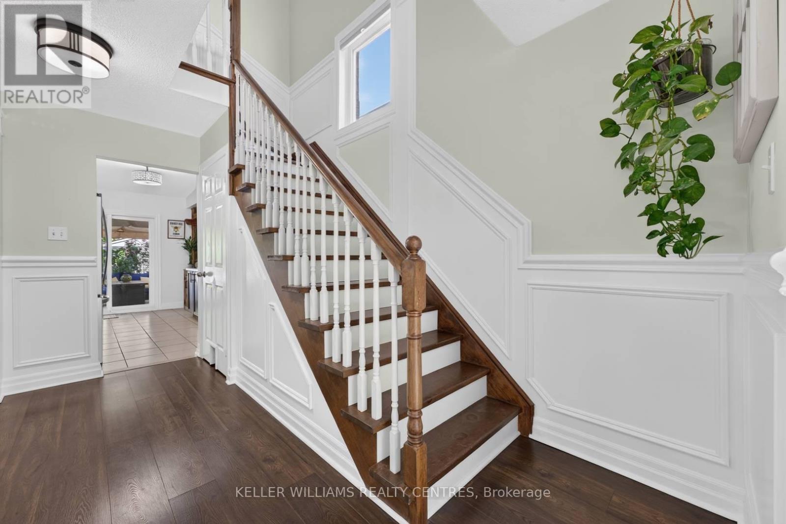 12 Lancaster Court, Georgina, Ontario  L4P 4A1 - Photo 5 - N13694324