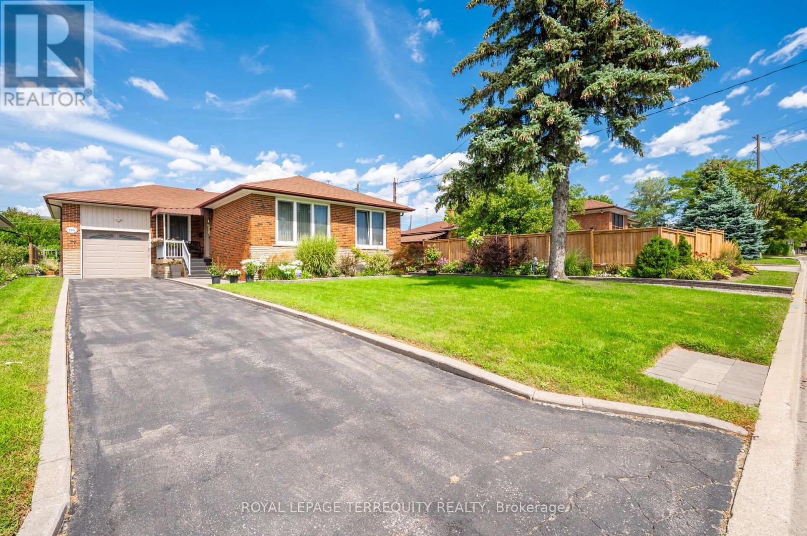 <div class="slider-price">$1,099,000</div><p>120 Falstaff Avenue, Toronto, Ontario</p>