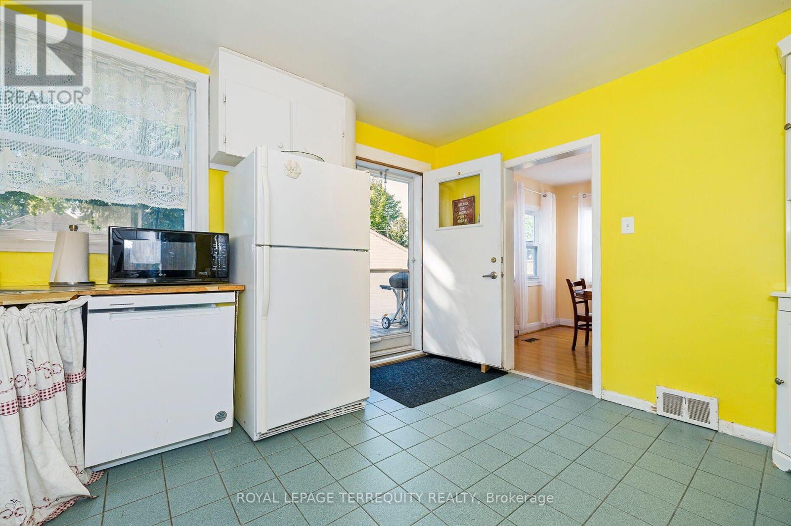 2307 Lawrence Avenue W, Toronto, Ontario  M9P 2A7 - Photo 10 - W13694344