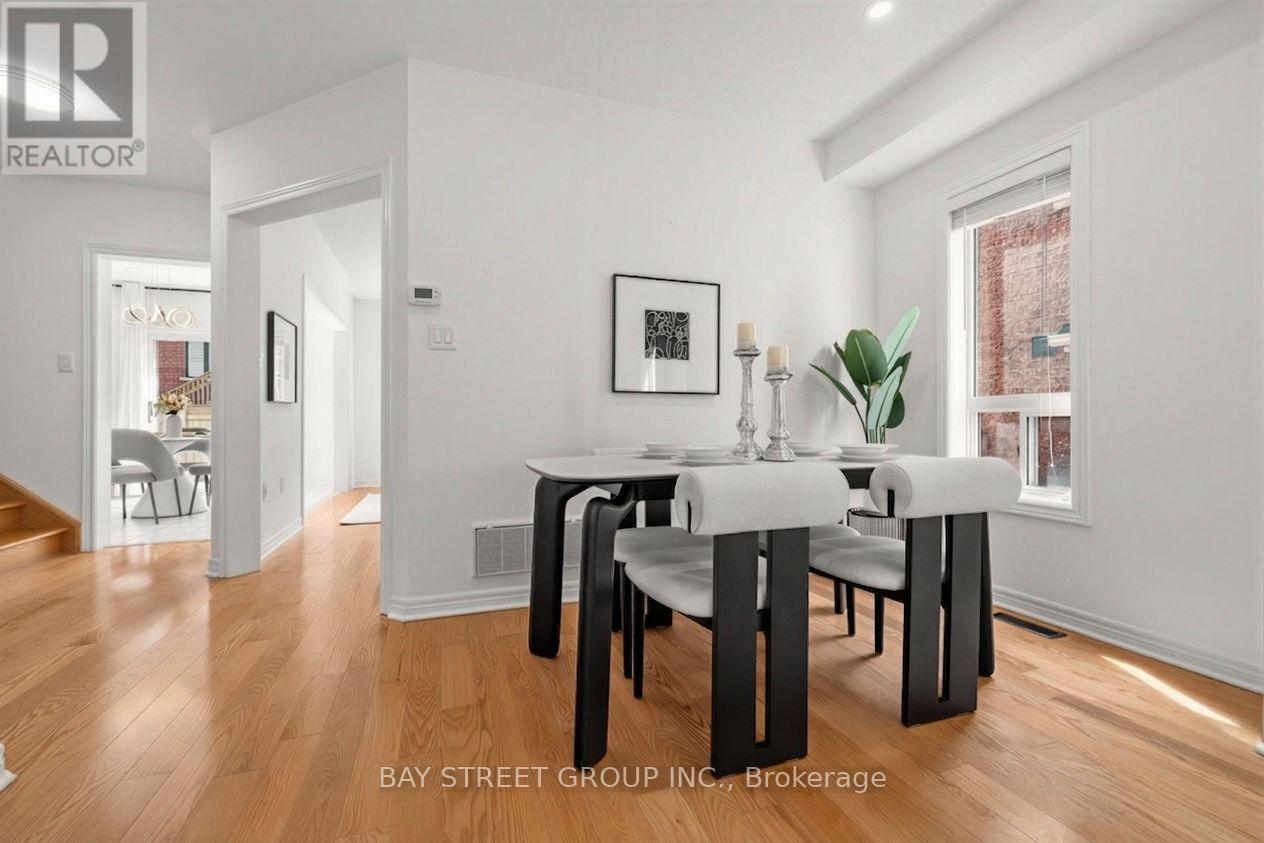 37 Mynden Way, Newmarket, Ontario  L3X 3A7 - Photo 5 - N13694372