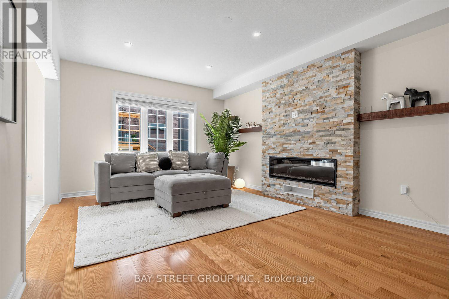 37 Mynden Way, Newmarket, Ontario  L3X 3A7 - Photo 7 - N13694372