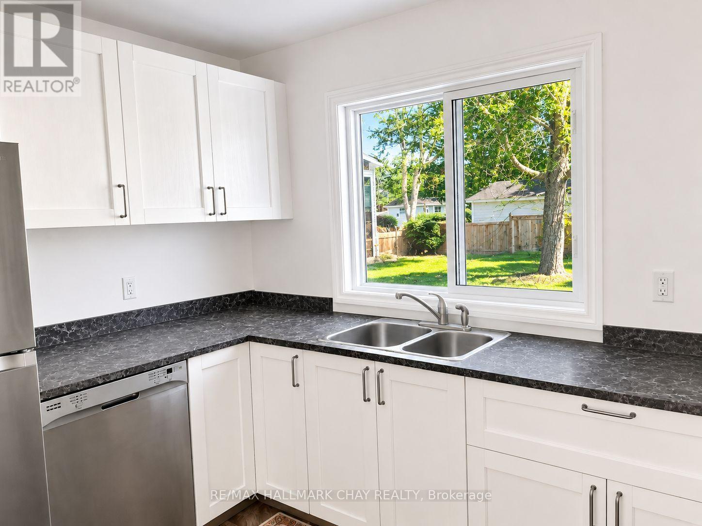 193 St Vincent Street, Barrie, Ontario  L4M 3Z5 - Photo 7 - S13694428