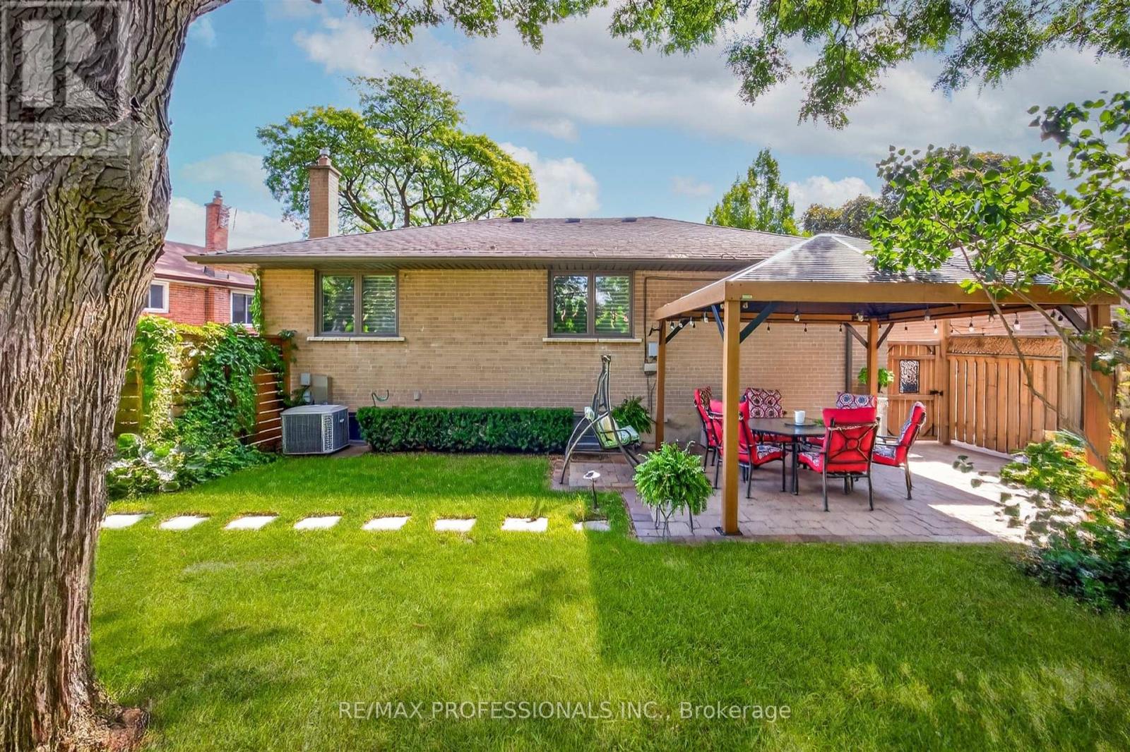 57 Merrygale Crescent, Toronto, Ontario  M9B 5N9 - Photo 42 - W13694376