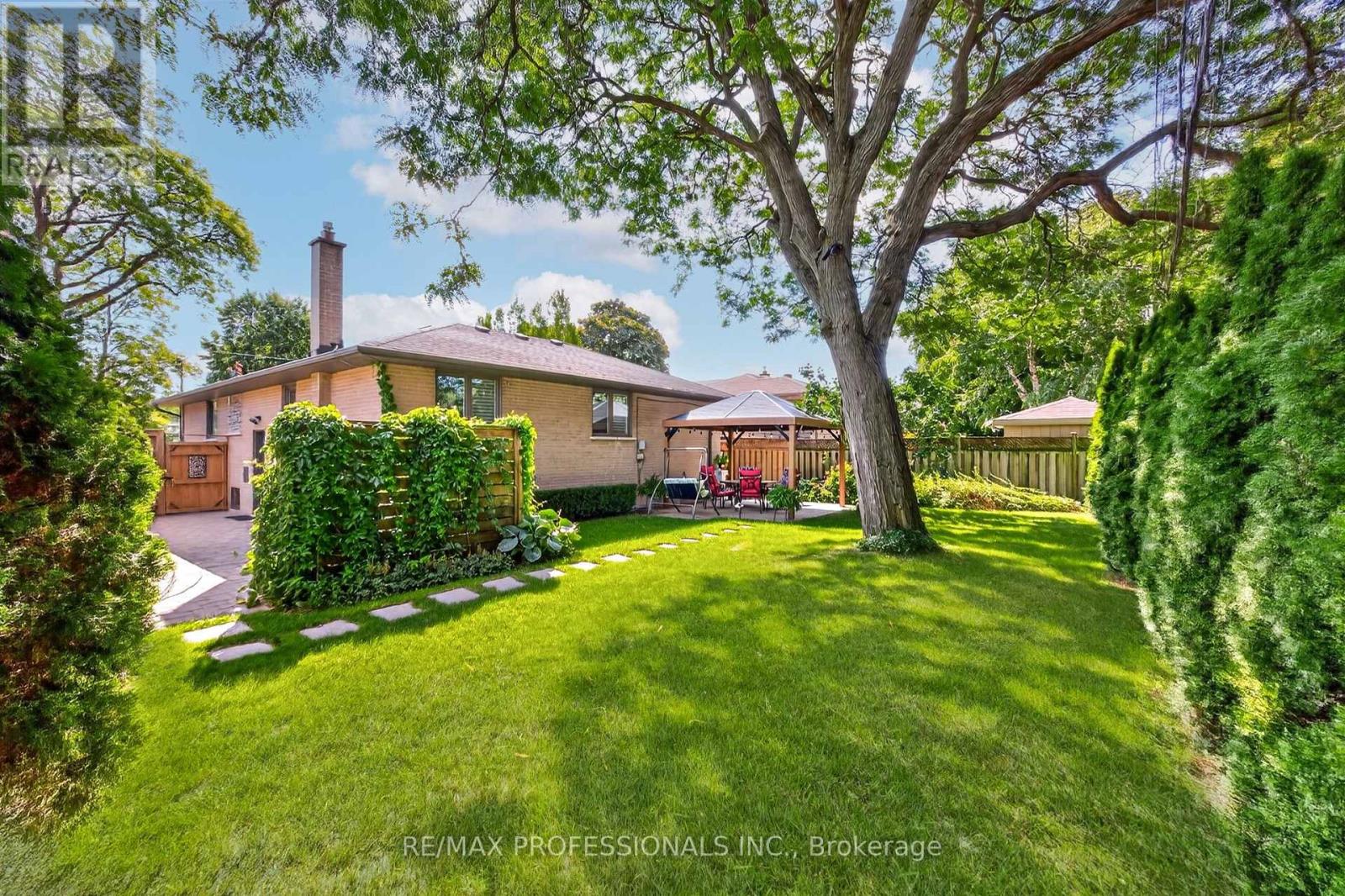 57 Merrygale Crescent, Toronto, Ontario  M9B 5N9 - Photo 45 - W13694376