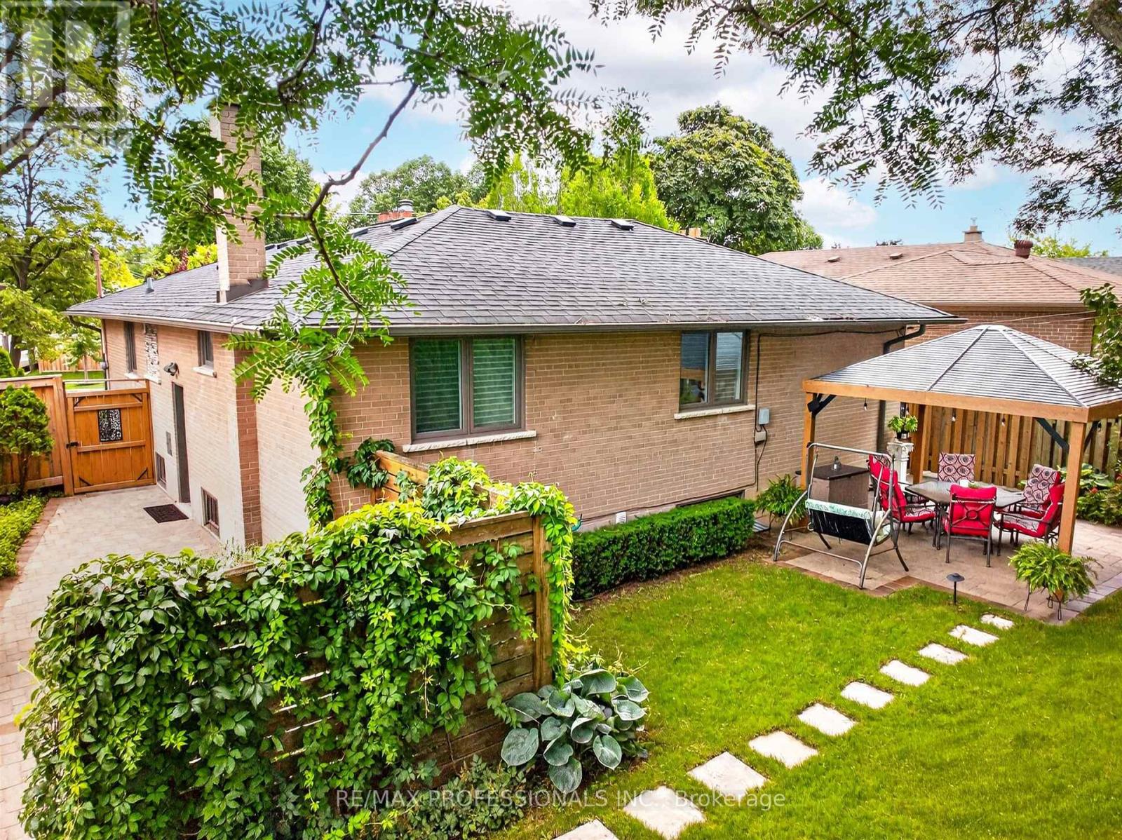 57 Merrygale Crescent, Toronto, Ontario  M9B 5N9 - Photo 48 - W13694376