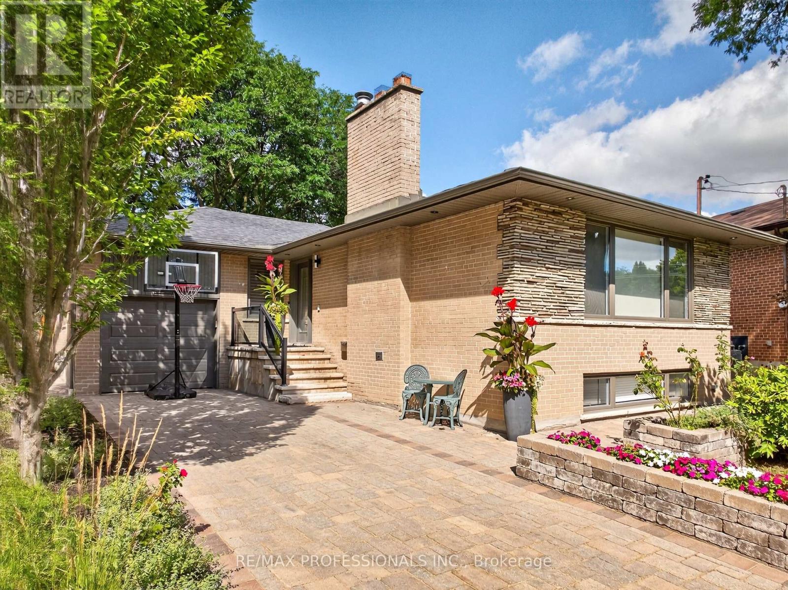 57 Merrygale Crescent, Toronto, Ontario  M9B 5N9 - Photo 5 - W13694376