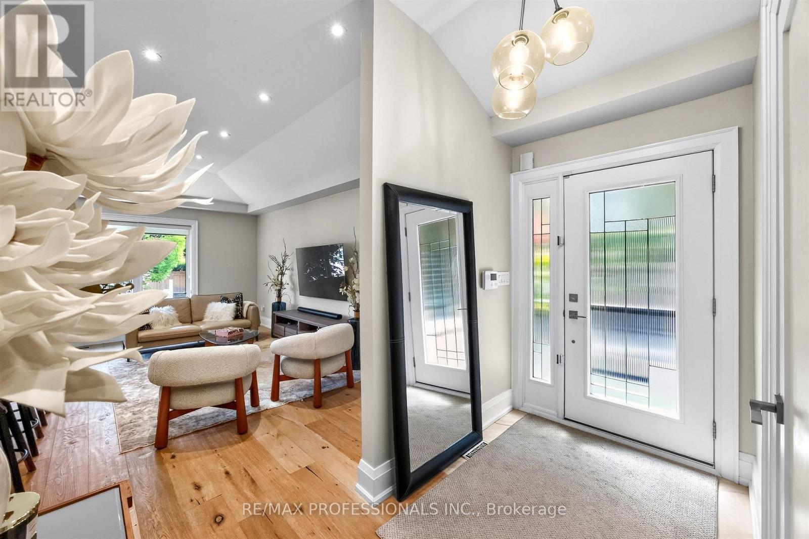 57 Merrygale Crescent, Toronto, Ontario  M9B 5N9 - Photo 7 - W13694376
