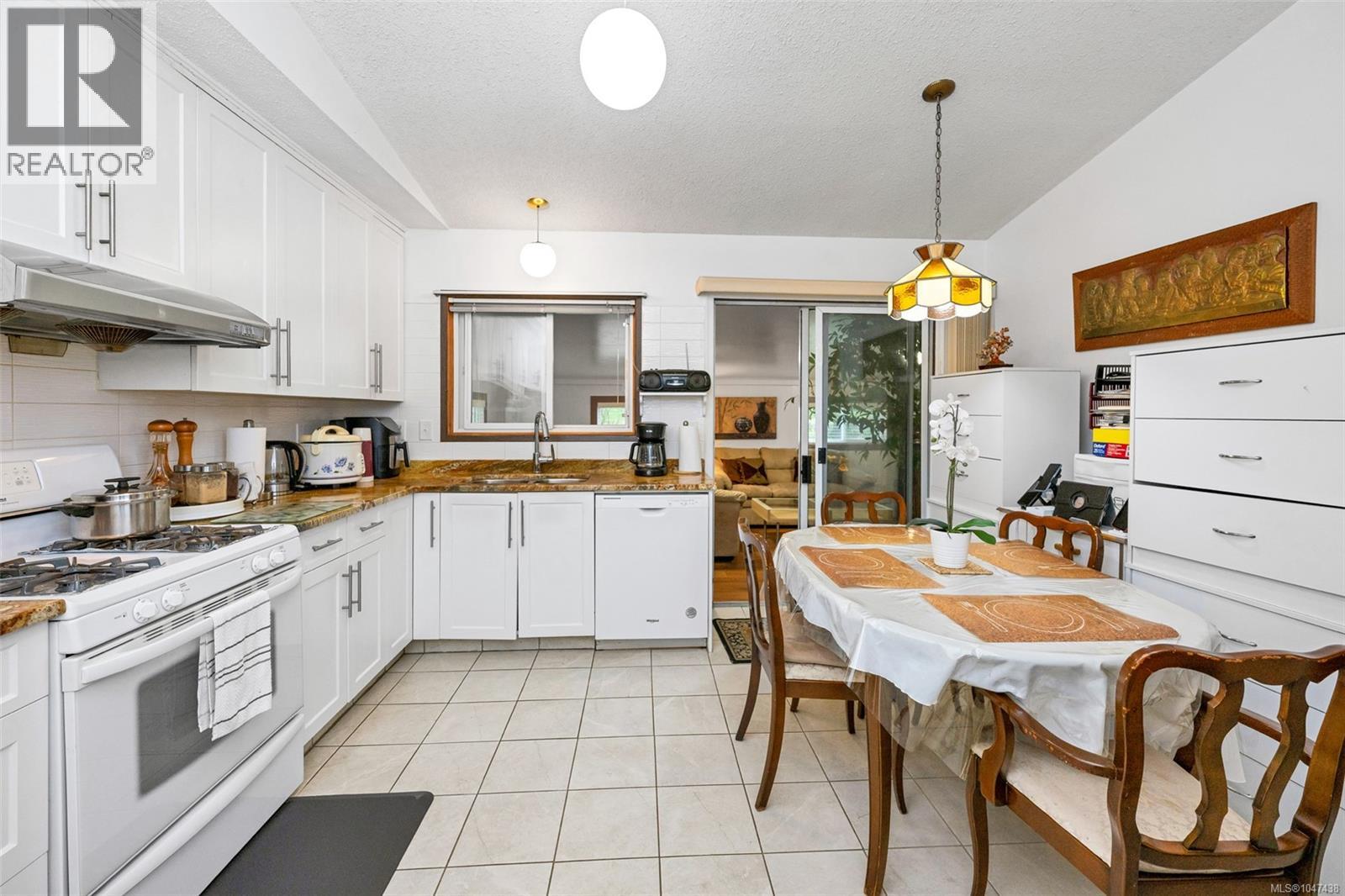 803 Kimberly Pl, Saanich, British Columbia V8X 4R2 - Photo 11 - 1047438