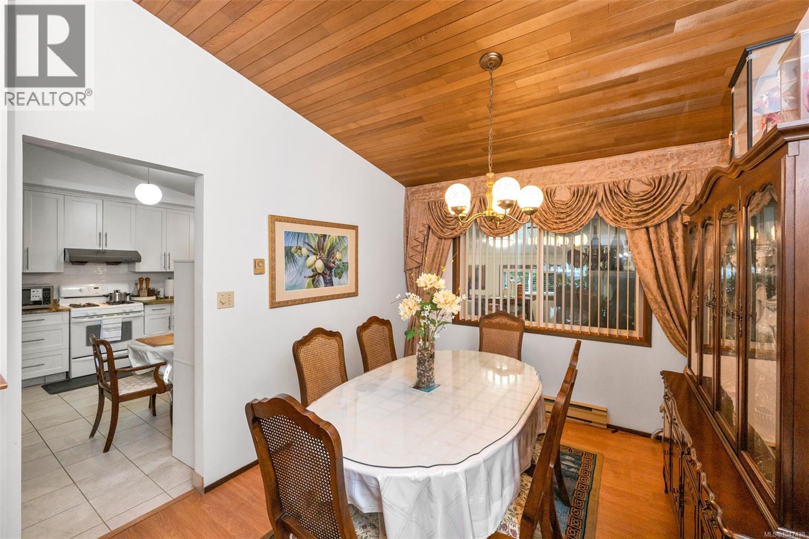 803 Kimberly Pl, Saanich, British Columbia V8X 4R2 - Photo 4 - 1047438