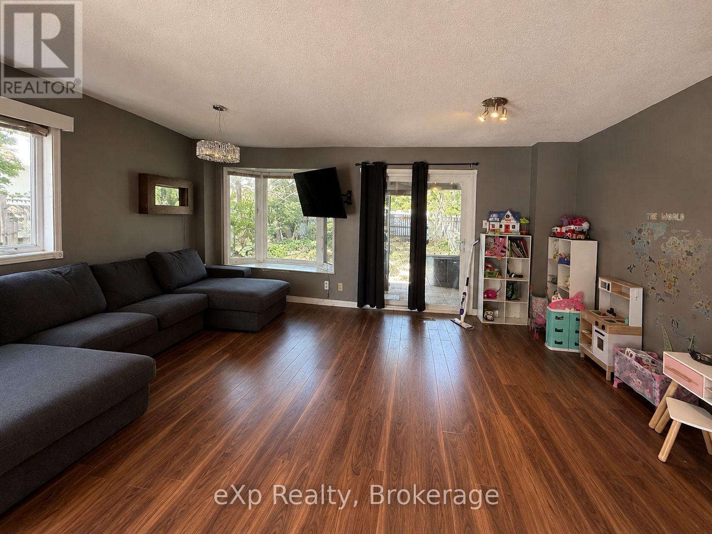 560 John Street S, Gravenhurst, Ontario  P1P 1J9 - Photo 11 - X13694464