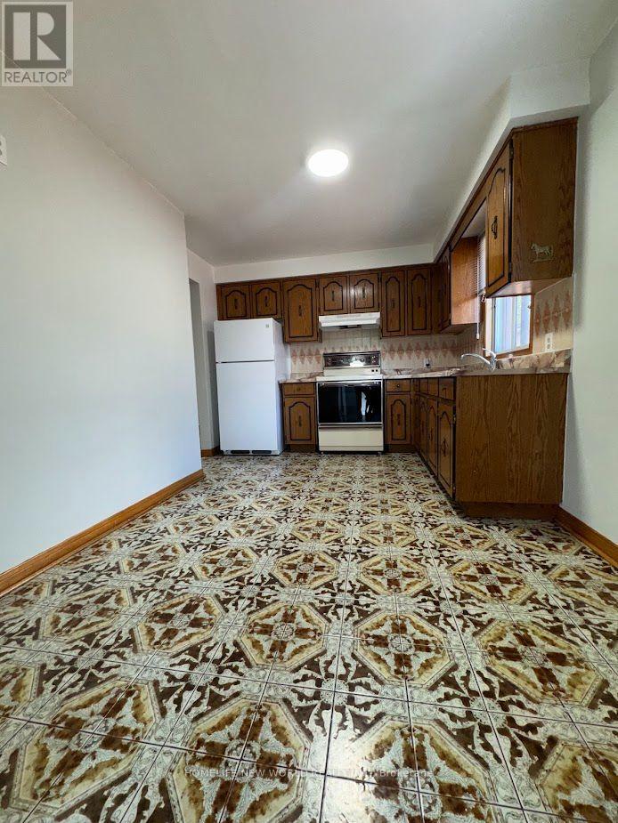 6 Privet Road, Toronto, Ontario  M3M 1C1 - Photo 4 - W13694478