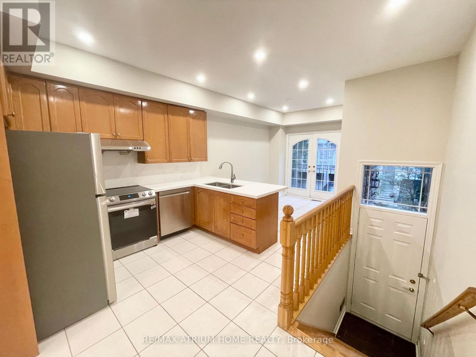 10 William Poole Way, Toronto, Ontario  M2N 7A7 - Photo 3 - C13694590