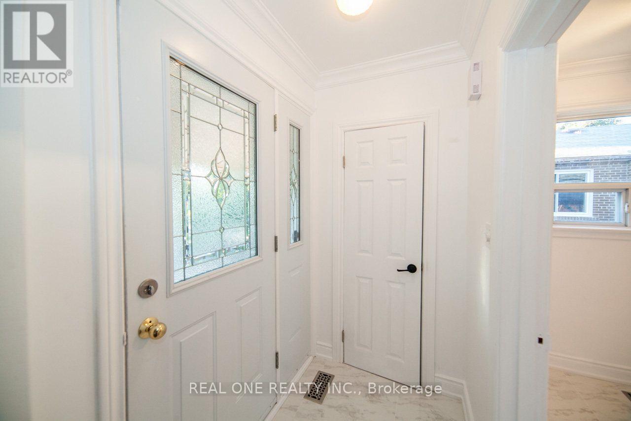 375 Neal Drive, Richmond Hill, Ontario  L4C 3L6 - Photo 8 - N13691614