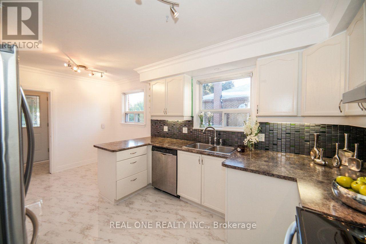 375 Neal Drive, Richmond Hill, Ontario  L4C 3L6 - Photo 11 - N13691614