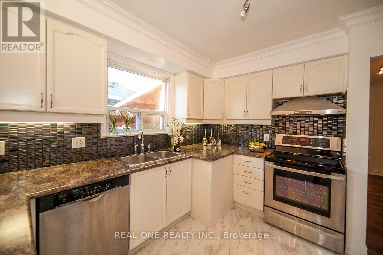 375 Neal Drive, Richmond Hill, Ontario  L4C 3L6 - Photo 2 - N13691614