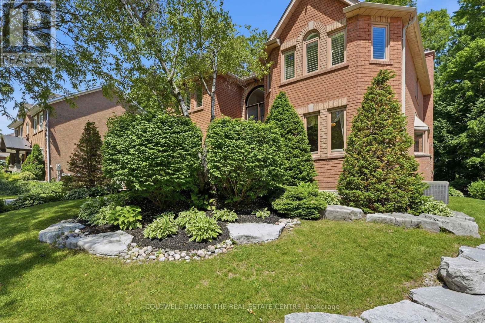 49 Falling Leaf Court, Aurora, Ontario  L4G 6K6 - Photo 4 - N13605470