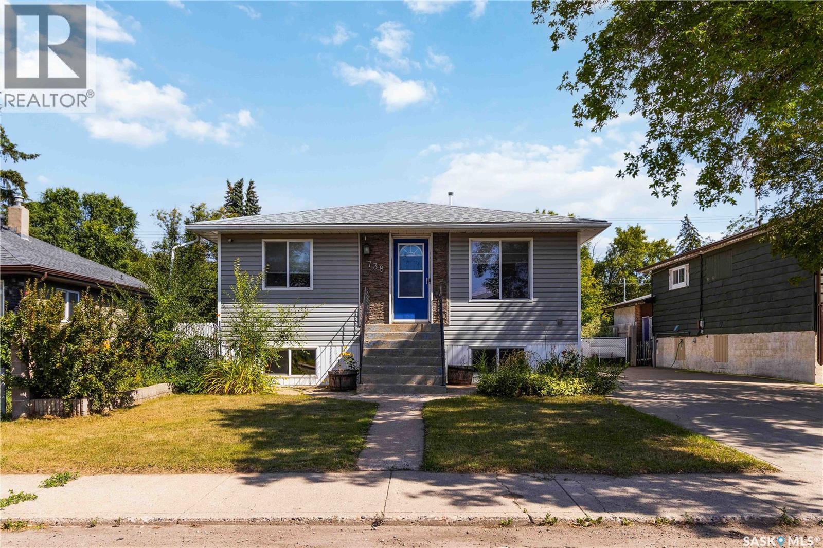 738 Weldon Avenue, Saskatoon, Saskatchewan  S7M 2V2 - Photo 2 - SK045900