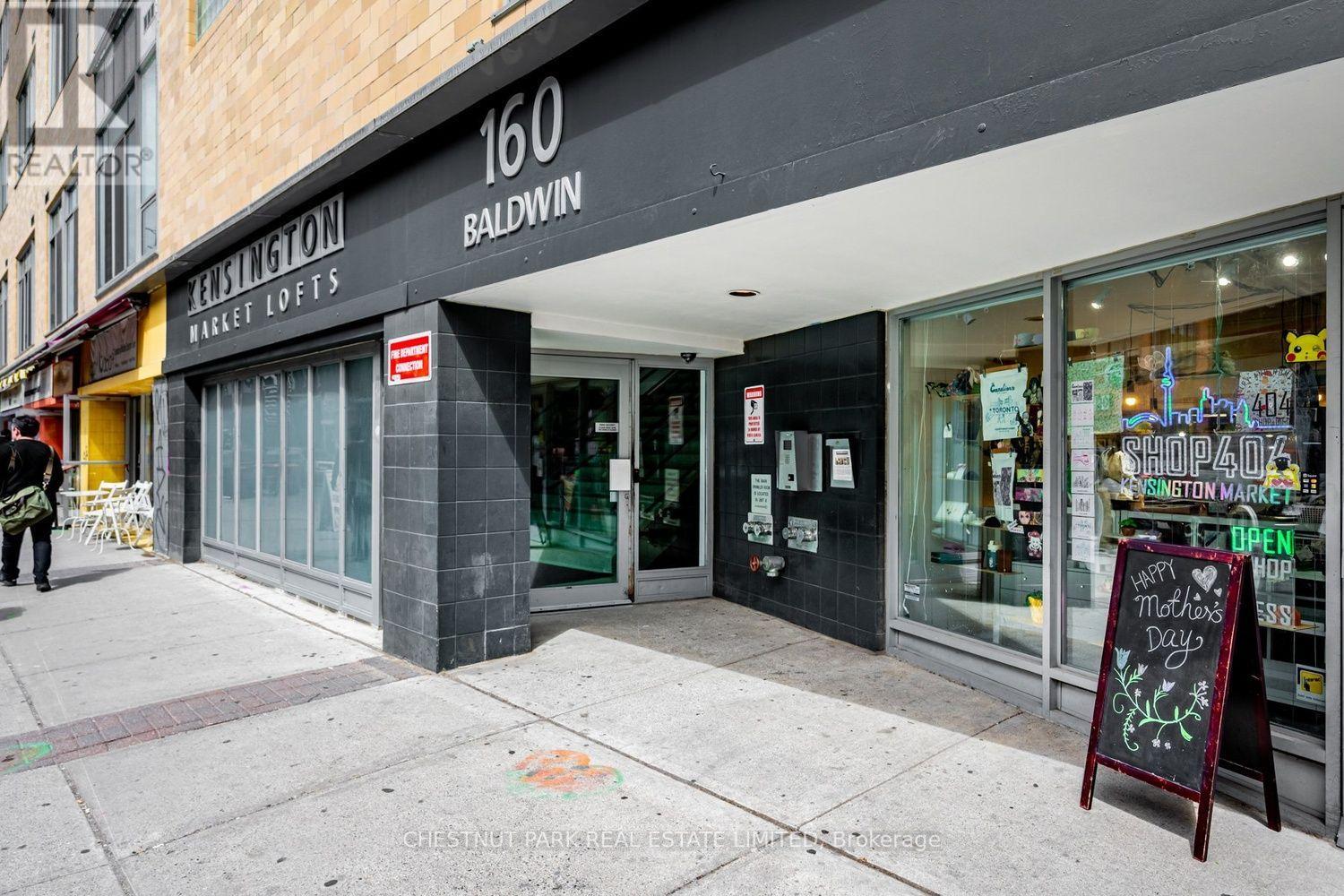 <div class="slider-price">$689,000</div><p>409 - 160 Baldwin Street, Toronto, Ontario</p>