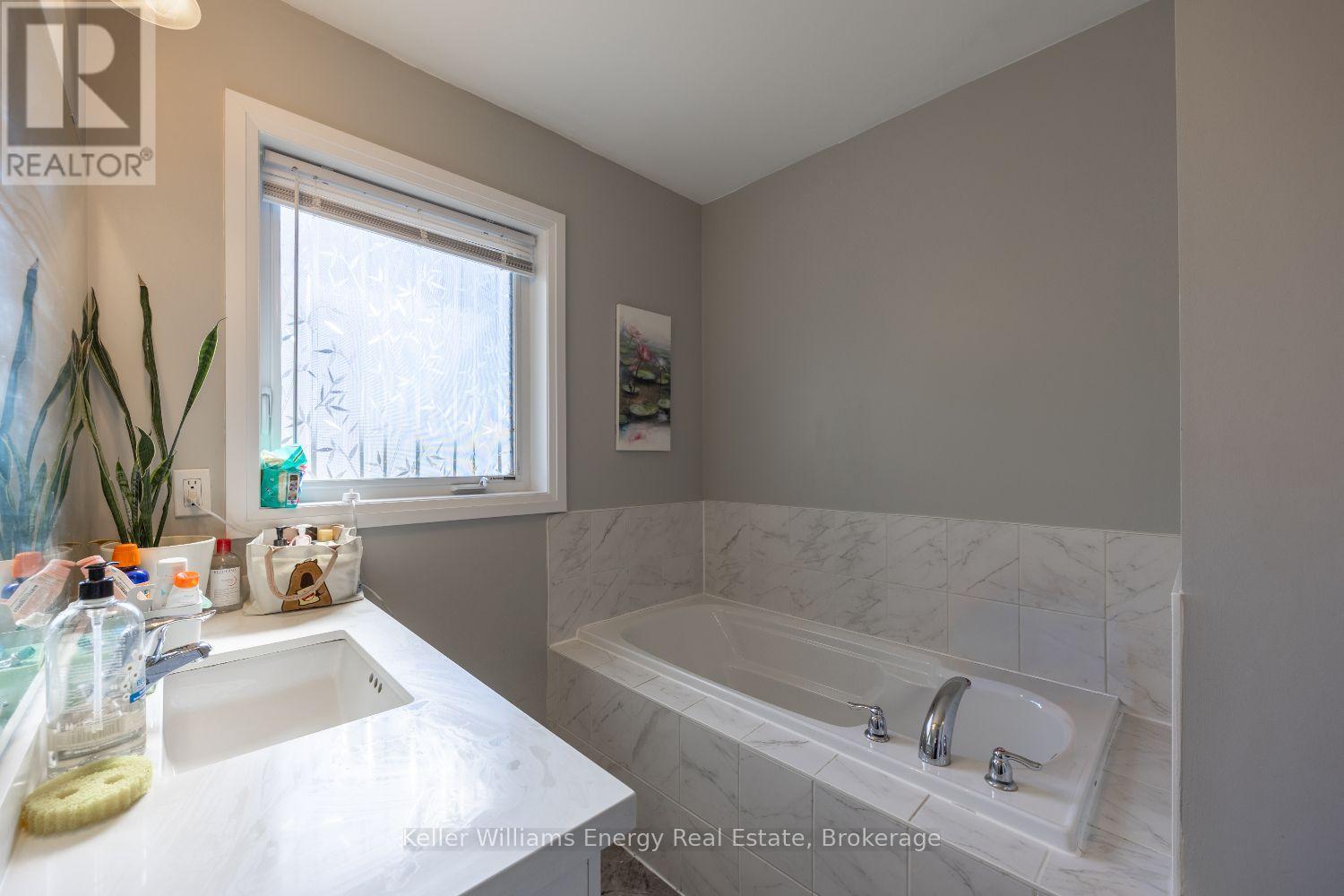 72 Longshore Way, Whitby, Ontario  L1N 0M1 - Photo 9 - E13694724