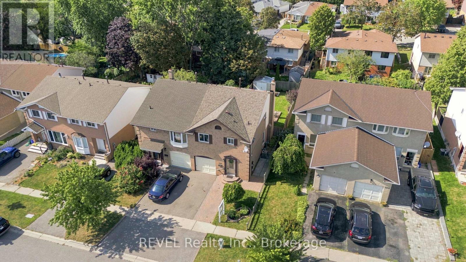 1298 Pinehurst Avenue, Oshawa, Ontario  L1H 8G5 - Photo 2 - E13694766