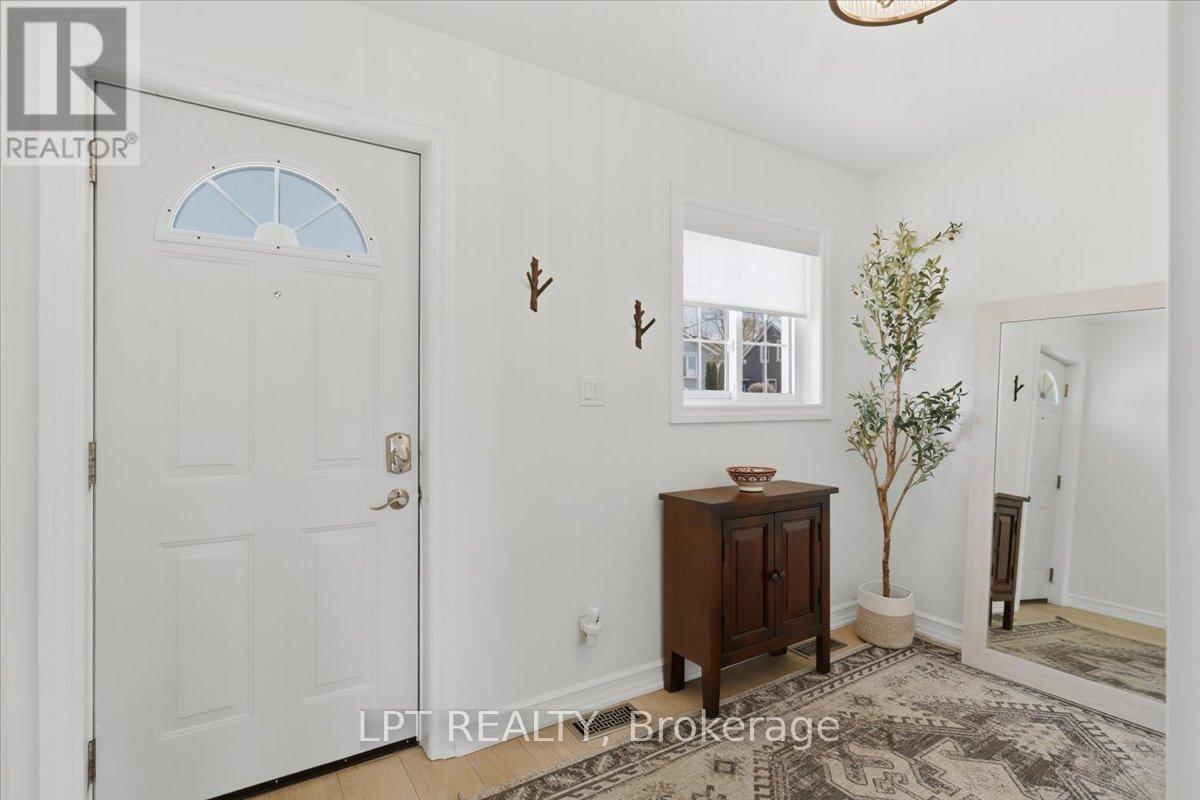 45 Water Street, Penetanguishene, Ontario  L9M 1M8 - Photo 5 - S13694756