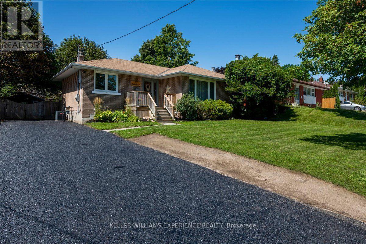 92 Johnson Street, Barrie, Ontario  L4M 4R3 - Photo 2 - S13694770