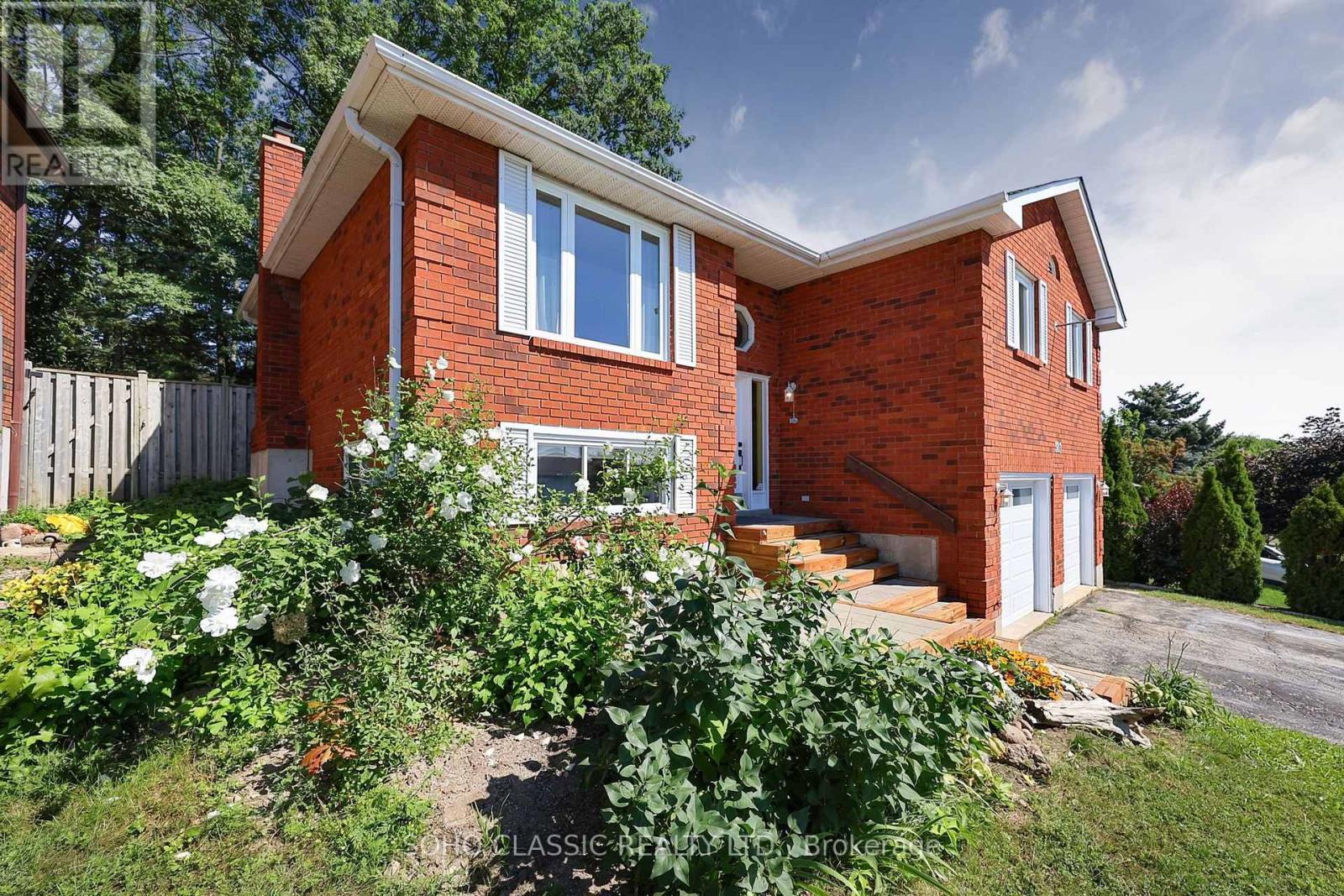 301 Leacock Drive, Barrie, Ontario  L4N 6J8 - Photo 2 - S13694720