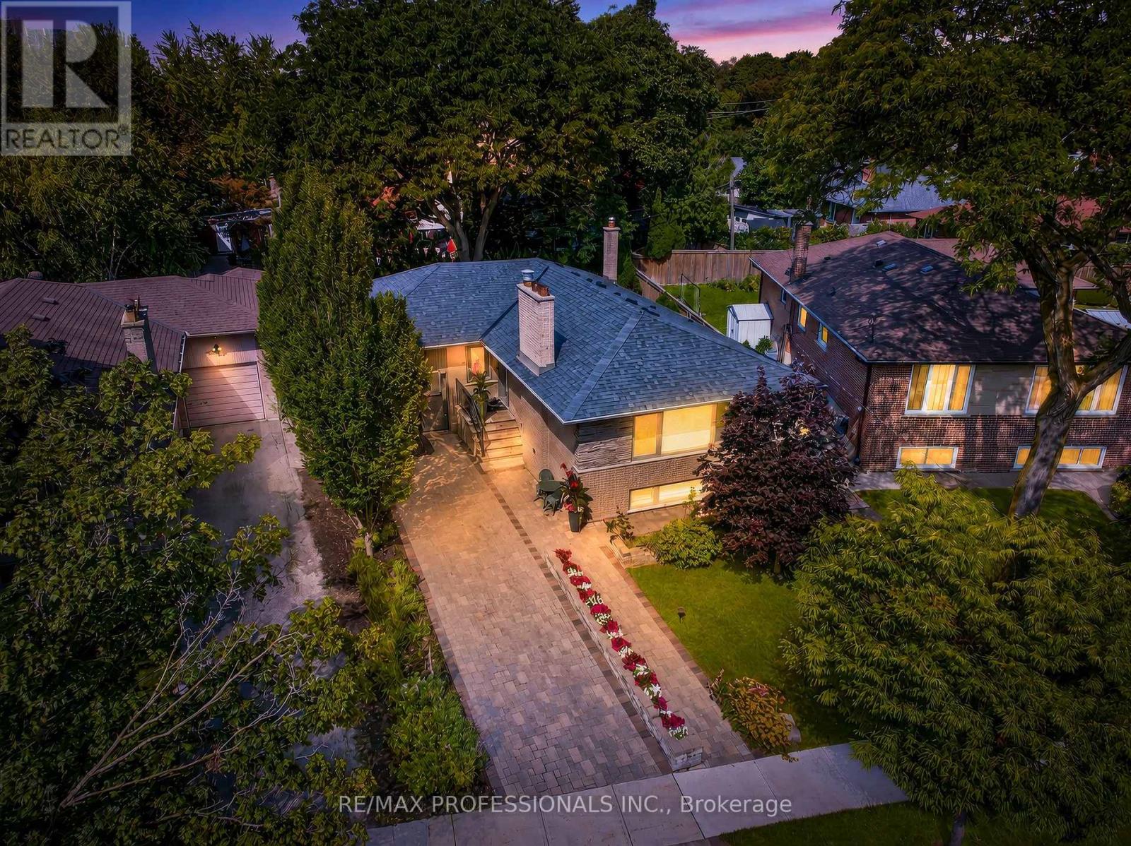 57 Merrygale Crescent, Toronto, Ontario  M9B 5N9 - Photo 4 - W13694376