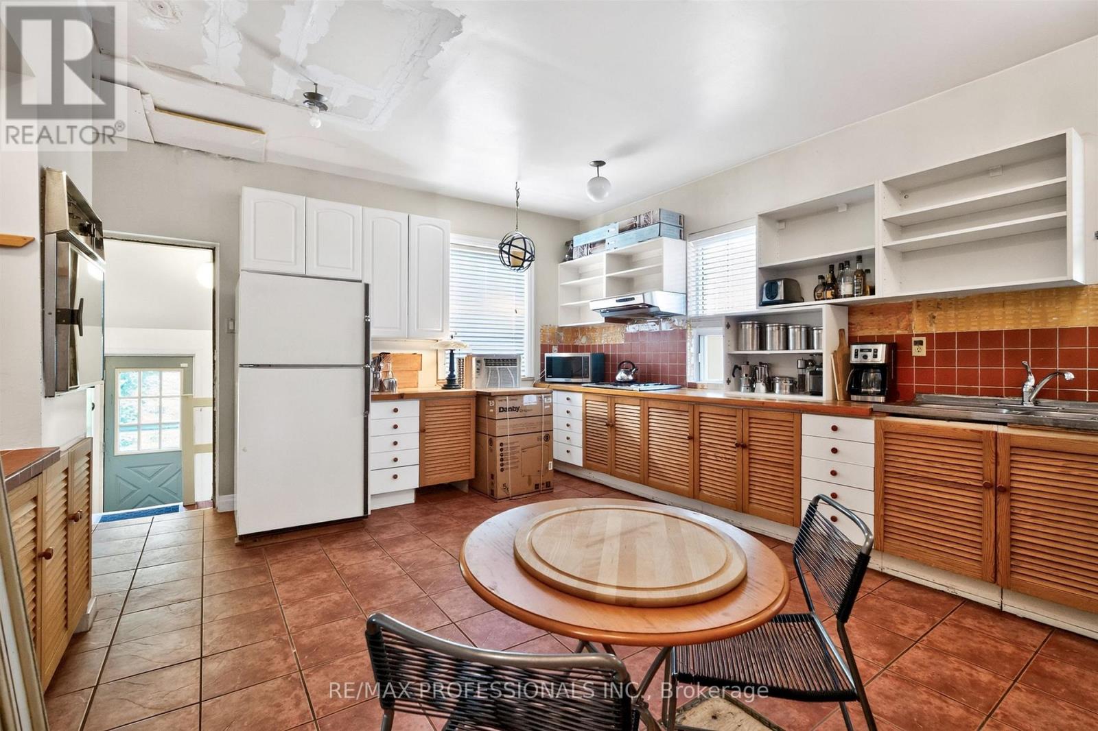 284 Indian Road, Toronto, Ontario  M6R 2X2 - Photo 13 - W13694808