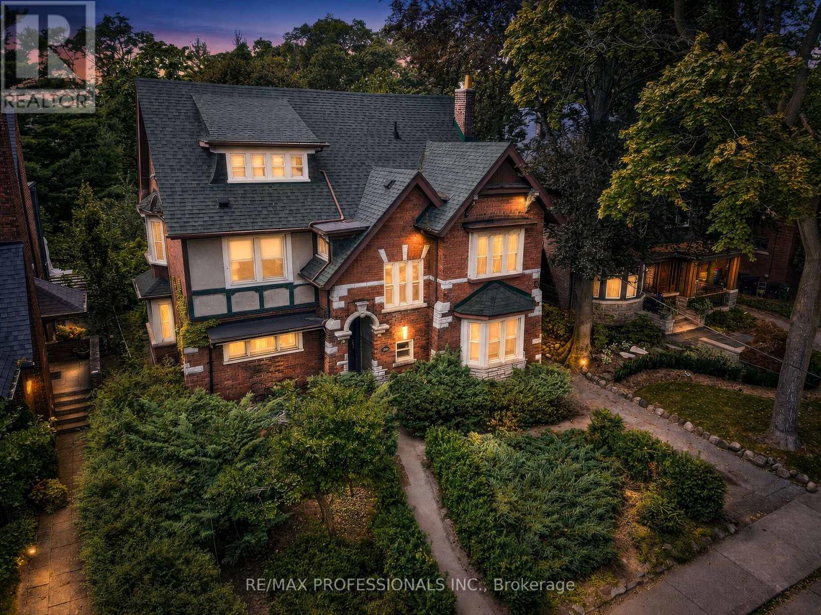 284 Indian Road, Toronto, Ontario  M6R 2X2 - Photo 2 - W13694808