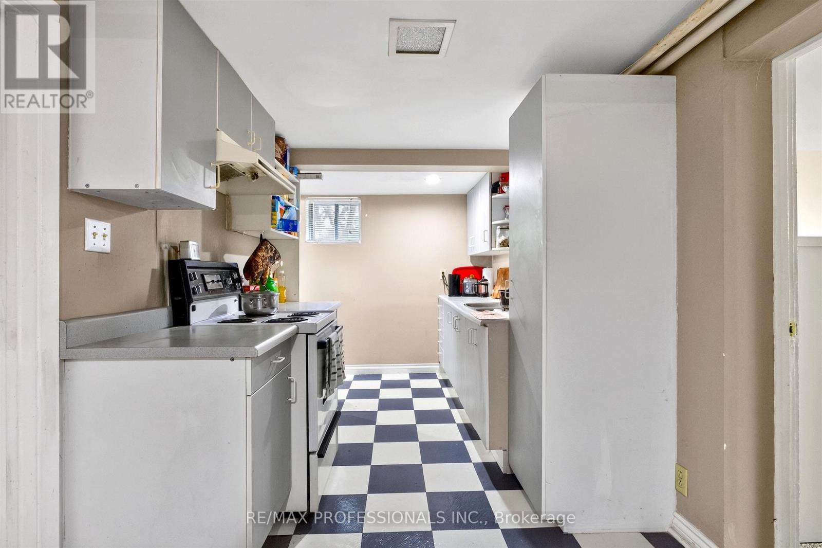 284 Indian Road, Toronto, Ontario  M6R 2X2 - Photo 36 - W13694808