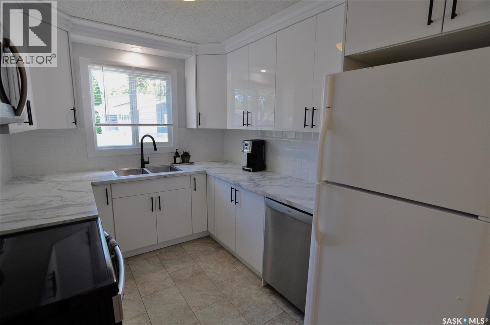 407 Wathaman Crescent, Saskatoon, Saskatchewan  S7K 4P8 - Photo 8 - SK046094