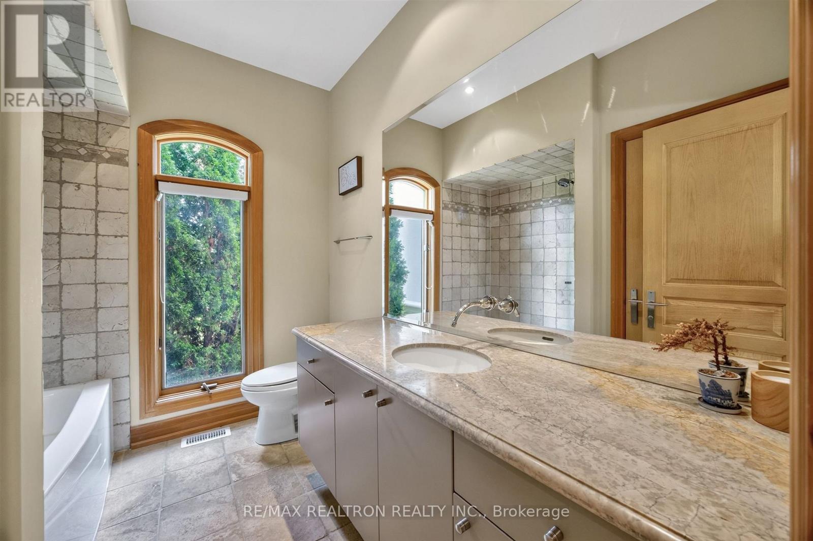 24 Maplehyrn Avenue, East Gwillimbury, Ontario  L0G 1V0 - Photo 31 - N13694900
