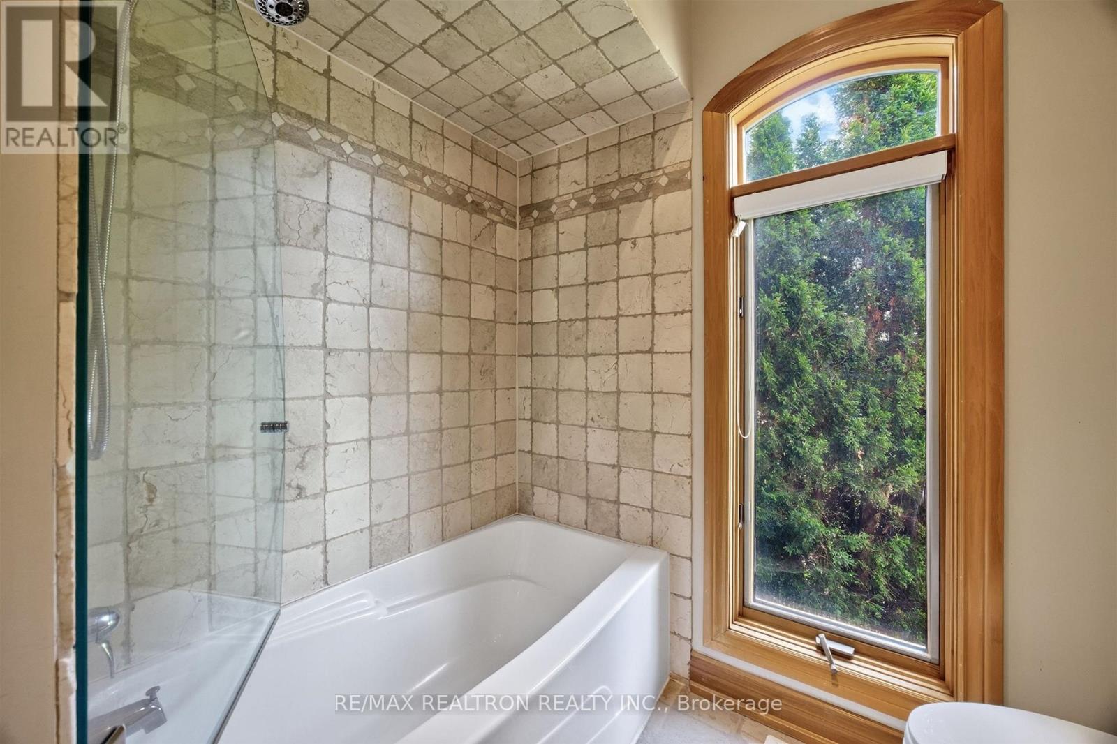 24 Maplehyrn Avenue, East Gwillimbury, Ontario  L0G 1V0 - Photo 32 - N13694900