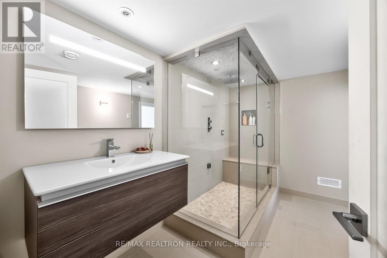 24 Maplehyrn Avenue, East Gwillimbury, Ontario  L0G 1V0 - Photo 41 - N13694900