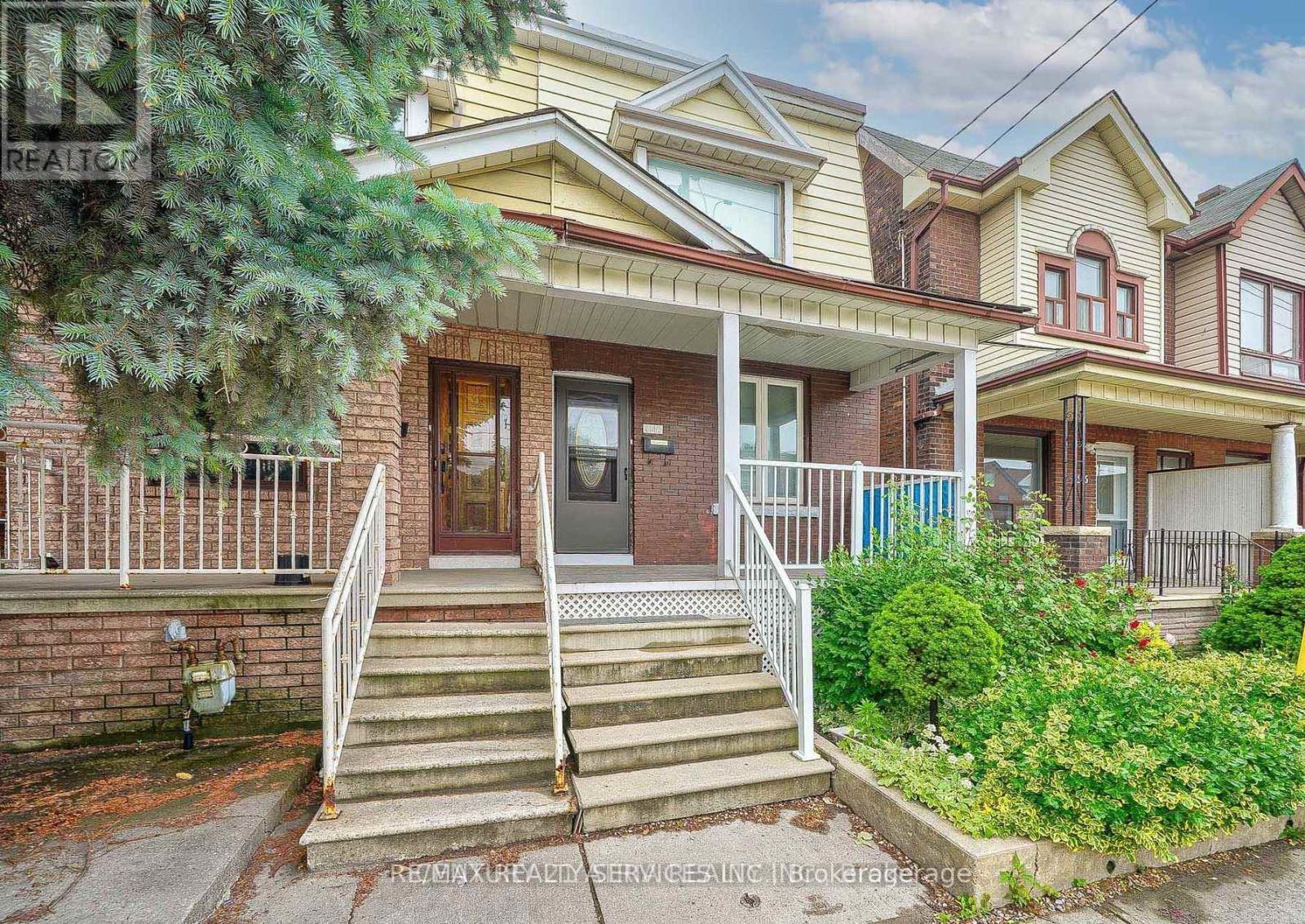 <div class="slider-price">$949,900</div><p>1147 Dufferin Street, Toronto, Ontario</p>