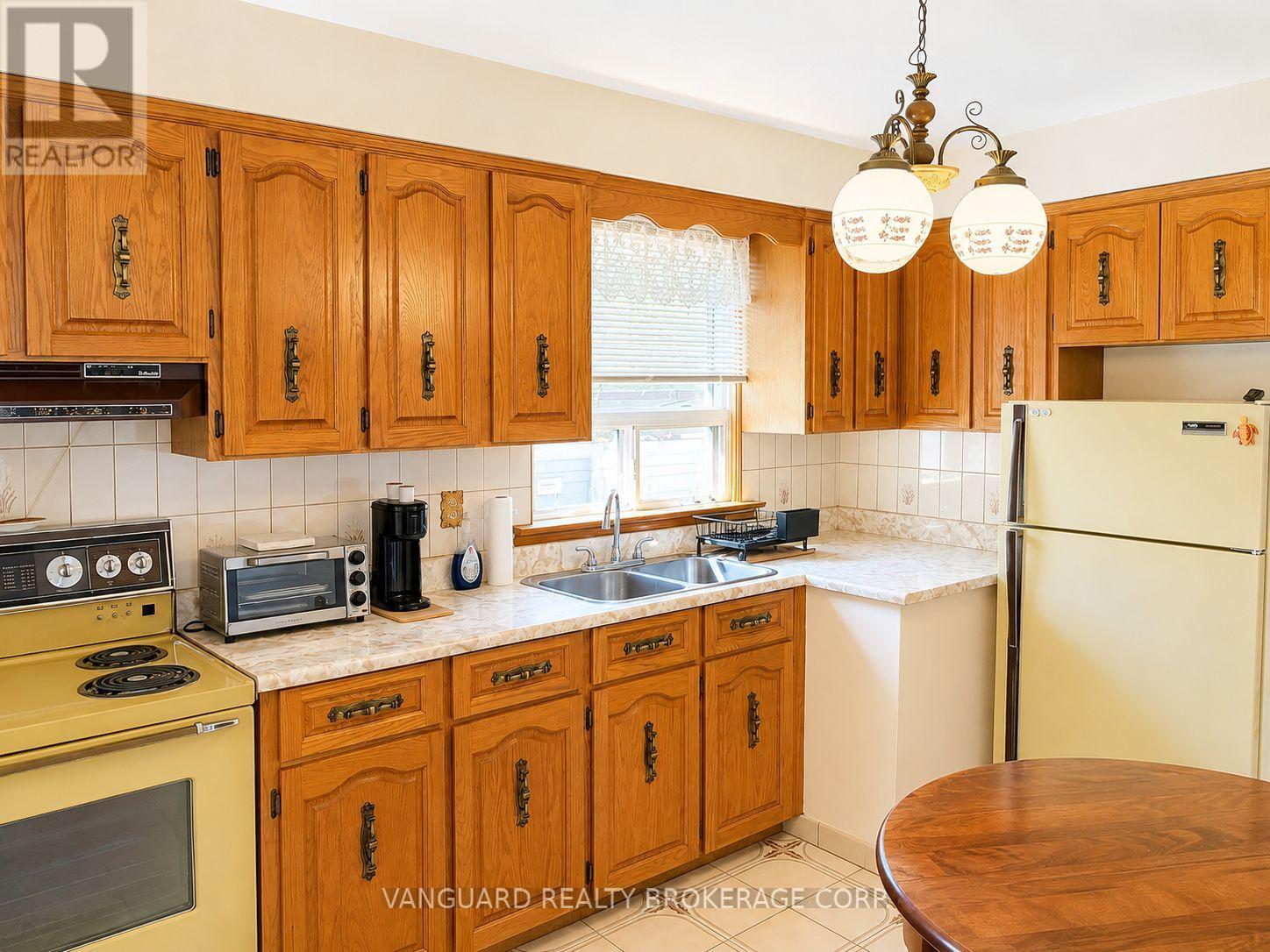 43 Spalding Road, Toronto, Ontario  M3K 1J8 - Photo 4 - W13694866