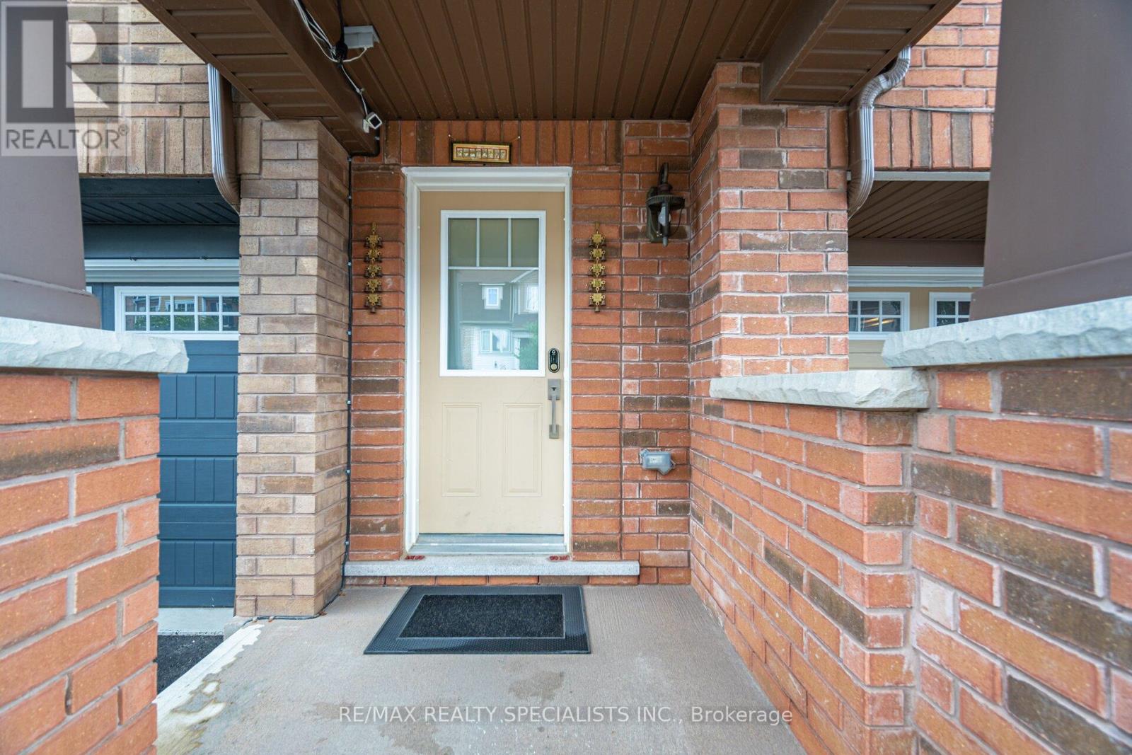 81 Vanhorne Close, Brampton, Ontario  L7A 0X9 - Photo 2 - W13694876