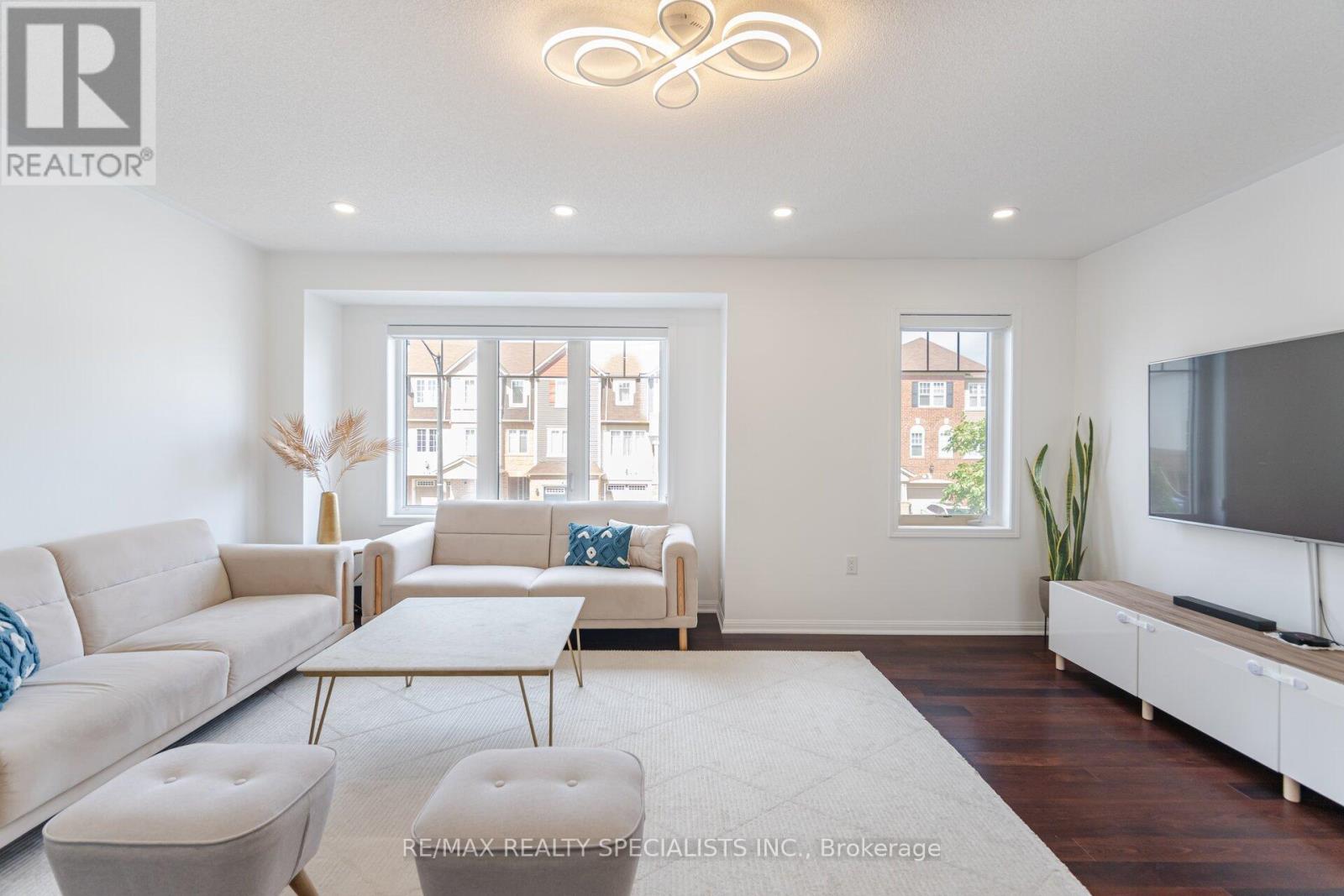 81 Vanhorne Close, Brampton, Ontario  L7A 0X9 - Photo 6 - W13694876