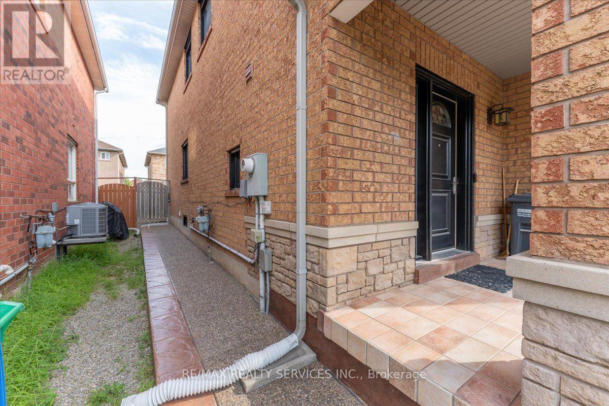 49 Tanglemere Crescent, Brampton, Ontario  L7A 1R8 - Photo 35 - W13694912