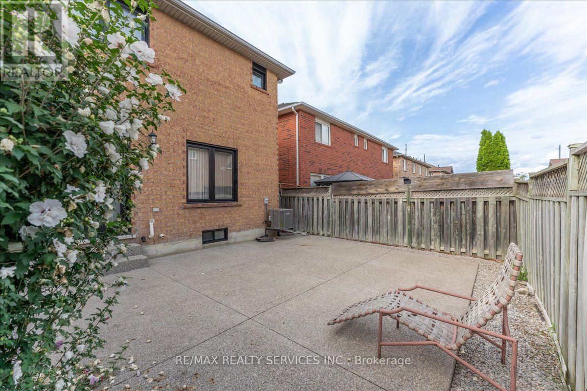 49 Tanglemere Crescent, Brampton, Ontario  L7A 1R8 - Photo 38 - W13694912