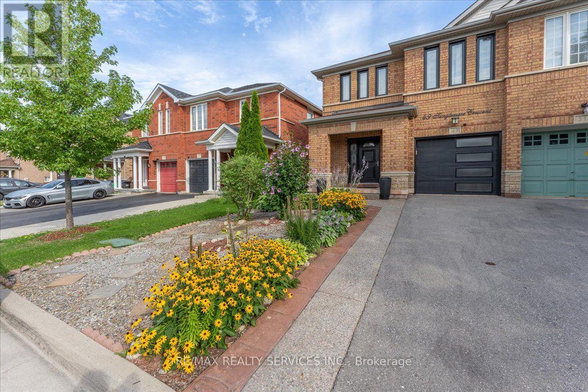 49 Tanglemere Crescent, Brampton, Ontario  L7A 1R8 - Photo 4 - W13694912