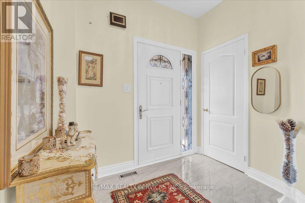 49 Tanglemere Crescent, Brampton, Ontario  L7A 1R8 - Photo 7 - W13694912